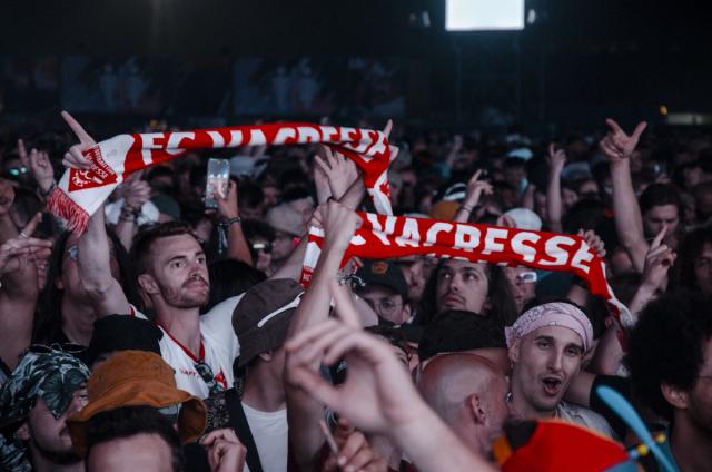 En 2022 et 2023, j’ai eu l’occasion de travailler comme photographe au Festival de Dour, l’un des plus grands festivals de musique en Belgique. Durant ces deux éditions, j’ai photographié les concerts, artistes, scènes et festivaliers, avec l’objectif de retranscrire en images l’énergie et l’ambiance unique du festival.  Cette expérience m’a permis de développer mon approche de la photographie événementielle et musicale, en travaillant dans des conditions variées et au cœur de performances live. À travers cette série de photographies, je partage mon regard de photographe de festival en Belgique et les moments capturés lors de ces deux éditions du Festival de Dour.