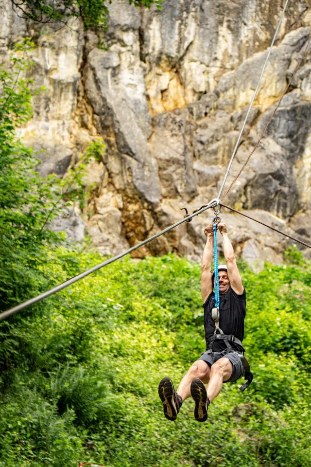 À l’occasion des portes ouvertes du Club Alpin Belge de Liège, j’ai eu l’occasion de réaliser une série de photographies autour de la tyrolienne installée dans la carrière de Chokier, à Flémalle. Cette expérience s’inscrit dans mes premières explorations de la photographie sportive et outdoor, en capturant le mouvement, la vitesse et les sensations des participants dans un environnement vertical et naturel.
