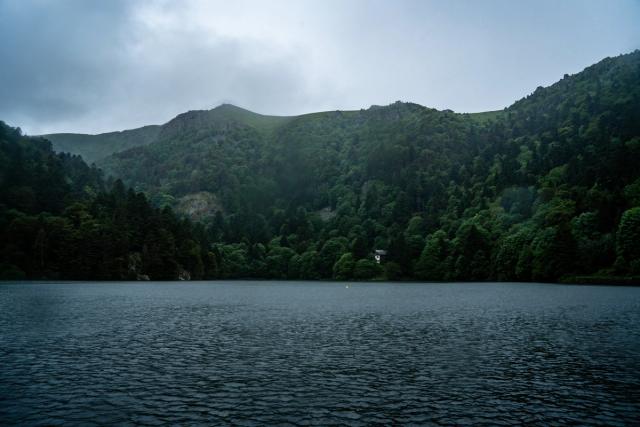 Lors de l’été 2024, je me suis rendu dans les Vosges pour réaliser une randonnée pédestre de 50 km autour du Petit Hohneck. Une aventure entre amis à travers les sentiers de montagne, les forêts et les lacs du massif vosgien, que j’ai photographiée au fil du parcours.