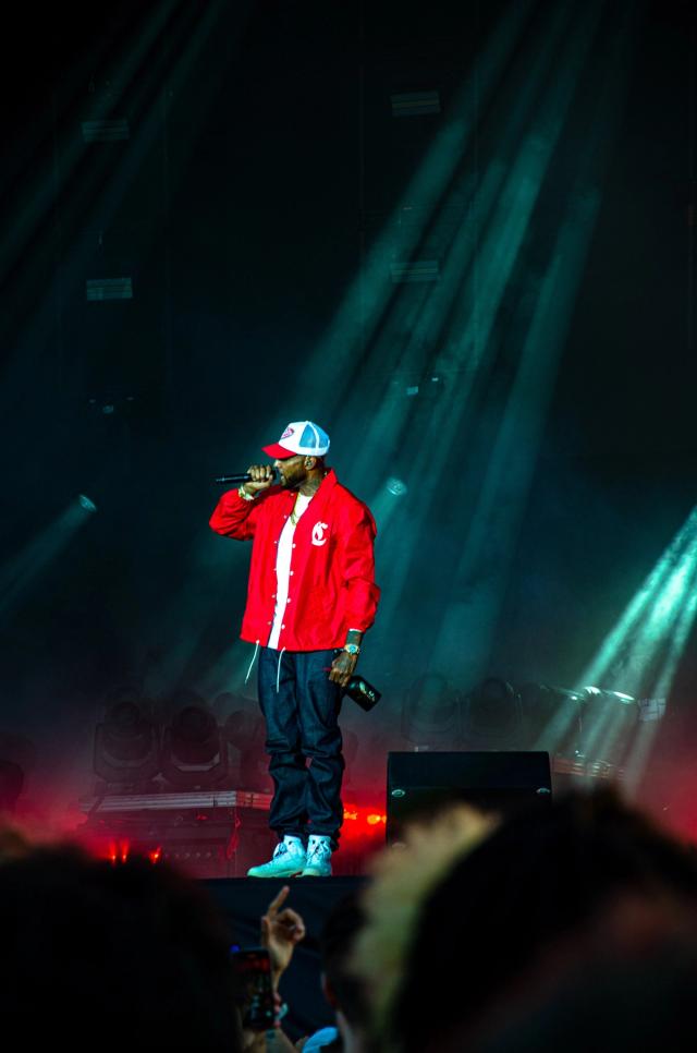 En 2022 et 2023, j’ai eu l’occasion de travailler comme photographe au Festival de Dour, l’un des plus grands festivals de musique en Belgique. Durant ces deux éditions, j’ai photographié les concerts, artistes, scènes et festivaliers, avec l’objectif de retranscrire en images l’énergie et l’ambiance unique du festival.  Cette expérience m’a permis de développer mon approche de la photographie événementielle et musicale, en travaillant dans des conditions variées et au cœur de performances live. À travers cette série de photographies, je partage mon regard de photographe de festival en Belgique et les moments capturés lors de ces deux éditions du Festival de Dour.