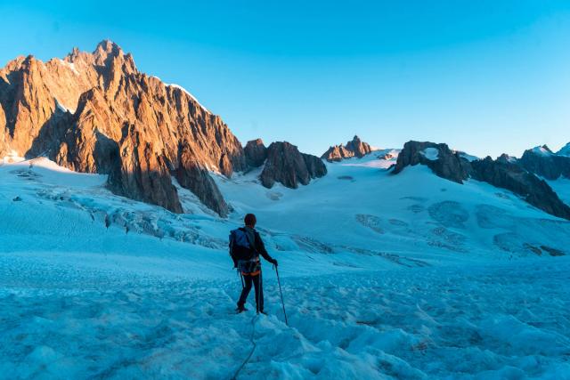 J’ai réalisé mon premier stage d’alpinisme avec le Club Alpin Belge de Liège, lors d’une semaine dans la vallée de Chamonix, au cœur des Alpes françaises. Cette première expérience m’a permis de découvrir les bases de l’alpinisme et de réaliser mes premières courses en haute montagne.  Durant cette semaine, nous avons notamment réalisé la course de l’Aiguille du Tour, après avoir passé une nuit en refuge à environ 2 700 mètres d’altitude. Nous avons également effectué nos premières écoles de glace et de neige, afin d’apprendre les techniques indispensables à la progression sur glacier et en terrain enneigé.  La suite du stage nous a conduits en Italie, après avoir traversé le tunnel du Mont-Blanc, pour rejoindre le mythique refuge Torino. Depuis celui-ci, nous avons traversé la Vallée Blanche et réalisé l’ascension de l’emblématique Aiguille du Midi, culminant à 3 842 mètres.  Cette semaine dans le massif du Mont-Blanc a marqué mes premiers pas en alpinisme et m’a permis de découvrir un nouvel univers entre glaciers, sommets, haute altitude et aventure. À travers cette série de photographies, je partage cette première expérience de montagne et d’alpinisme à Chamonix.