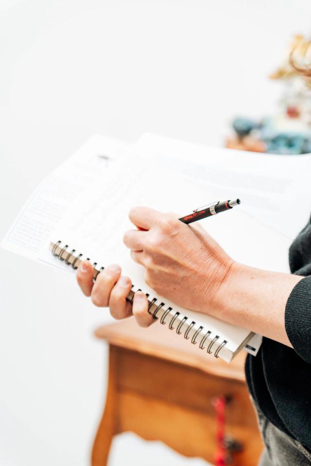 Lors de ma dernière année de bachelier, j’ai réalisé mon stage au Kéramis – Centre de la Céramique à La Louvière**, en tant que **stagiaire en communication et community manager**.  Au cours de cette expérience, j’ai participé à la **création de contenus visuels** et à la communication digitale du centre. J’ai notamment assuré la **couverture photographique et vidéo** de nombreux événements culturels et artistiques : **vernissages, expositions, conférences, événements culturels et projets artistiques**.  Mon rôle consistait également à documenter la vie du centre, créer des contenus pour les **réseaux sociaux**, et développer des visuels destinés à sa **communication digitale**. À travers la photographie et la vidéo, j’ai cherché à retranscrire l’atmosphère des événements, à mettre en valeur les œuvres et les artistes, et à raconter en images l’activité de **Kéramis à La Louvière**.  Cette expérience m’a permis de renforcer mes compétences en **photographie événementielle, photographie culturelle, vidéo, création de contenu et communication sur les réseaux sociaux**, dans un environnement artistique et culturel unique en Belgique.