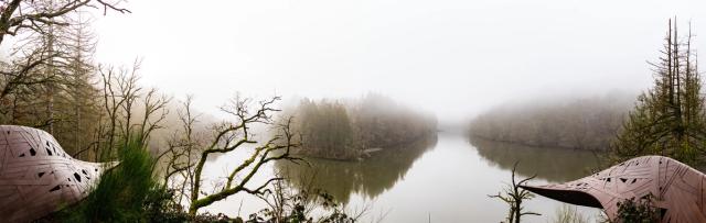 ### Randonnée à Nisramont  En 2024, je suis parti à la découverte de **Nisramont**, au cœur des **Ardennes belges**, lors d’une randonnée d’une trentaine de kilomètres autour du **lac de Nisramont**. J’ai parcouru les sentiers à travers bois et forêts, entre paysages naturels, reliefs ardennais et points de vue sur le lac.  Cette longue randonnée pédestre m’a permis de découvrir autrement cette région emblématique des Ardennes et de photographier les paysages rencontrés au fil du parcours. Une aventure entre **randonnée, nature et photographie outdoor**.