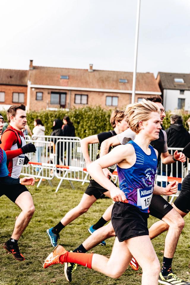 Dans le cadre d’une collaboration avec le Club d’athlétisme de Fleurus, j’ai réalisé en 2024 un reportage photographique sportif lors de leur cross annuel à Fleurus. Cette série met en avant l’effort, le dépassement de soi et l’ambiance de la compétition à travers des photographies de course à pied et d’athlétisme. Une expérience qui s’inscrit dans mon travail de photographe sportif en Belgique.