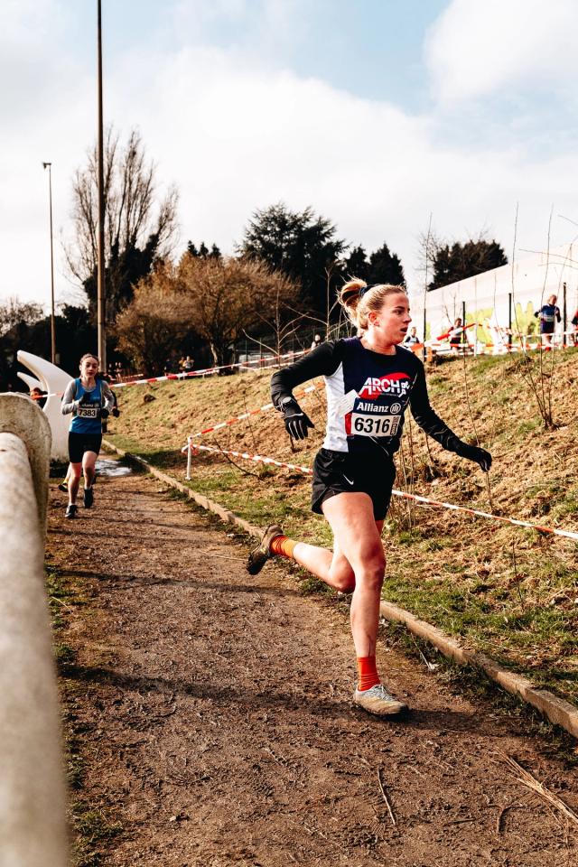 Dans le cadre d’une collaboration avec le Club d’athlétisme de Fleurus, j’ai réalisé en 2024 un reportage photographique sportif lors de leur cross annuel à Fleurus. Cette série met en avant l’effort, le dépassement de soi et l’ambiance de la compétition à travers des photographies de course à pied et d’athlétisme. Une expérience qui s’inscrit dans mon travail de photographe sportif en Belgique.