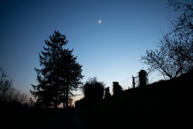 La nuit tombe, le soleil se couche.  Crépuscule est une minisérie photographique. Ce projet a été réalisé dans le cadre de mon cours de documentaire en BAC 1 photographie à l’ESA Saint Luc de Liège.