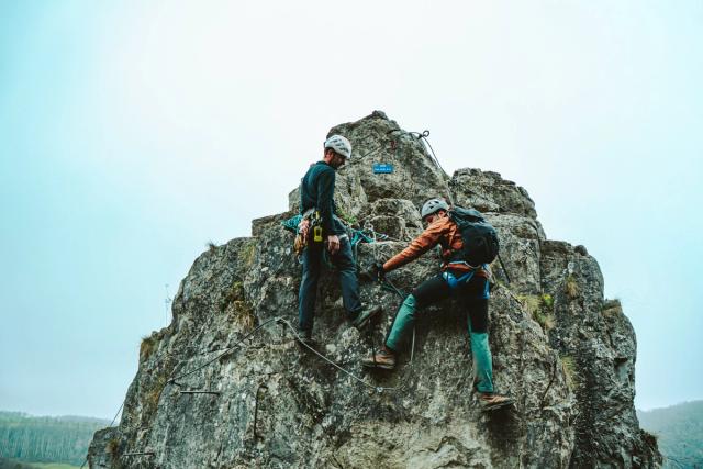 En novembre 2025, j’ai accompagné le Club Alpin Belge de Liège à la découverte de la via ferrata de Pont-à-Lesse, à Dinant, au cœur de la vallée de la Lesse.  Installée sur les falaises calcaires du massif du Castel, cette via ferrata constitue un itinéraire particulièrement intéressant pour découvrir la progression verticale et les premières sensations de grimpe. Le parcours, accessible aux débutants, permet d’évoluer sur le rocher à l’aide de câbles, d’échelons et de prises métalliques, tout en profitant du cadre naturel de la vallée de la Lesse.  Cette sortie a marqué pour moi une première véritable approche de la photographie sportive et de la photographie d’escalade.