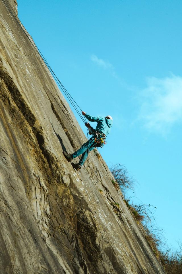 En avril 2025, j’ai accompagné le Club Alpin Belge de Liège lors d’une formation en escalade sur falaise à Y Vieuxville, aux Rochers de Sy. Cette journée m’a permis de découvrir la grimpe en extérieur et de réaliser mes premières photographies de sport et d’escalade. Entre progression sur le rocher, effort et concentration, cette série témoigne de ma découverte de la photographie sportive et outdoor en Belgique.