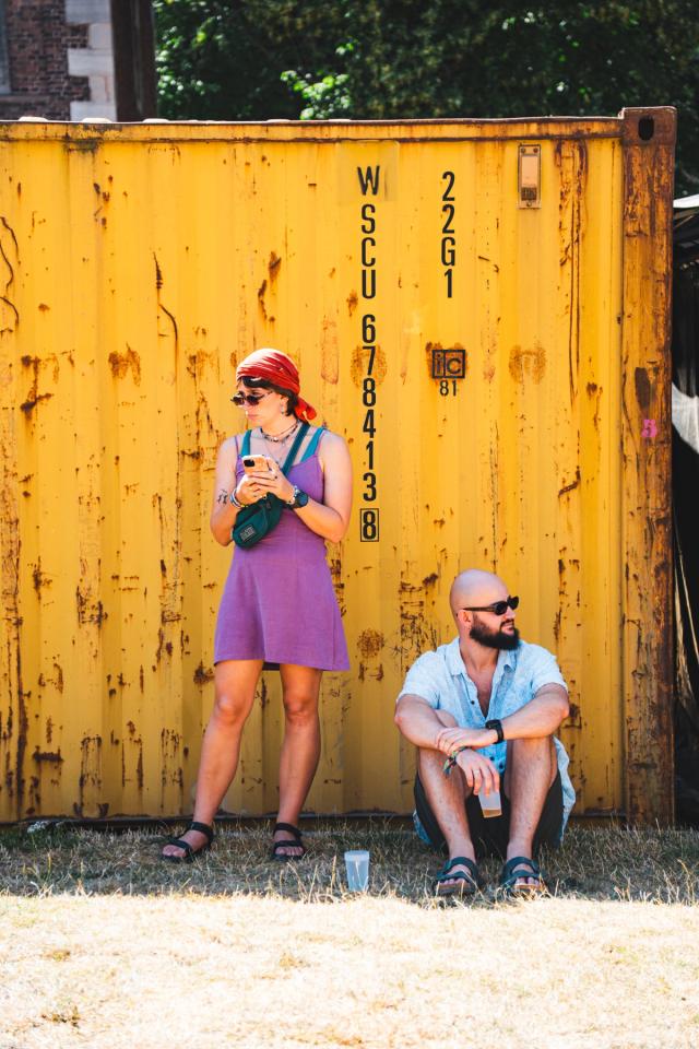 En 2026, j’ai eu l’occasion de rejoindre l’équipe du Festival Esperanzah! en tant que photographe et community manager. Pendant le festival, j’ai participé à la création de contenus pour les réseaux sociaux et à la couverture photographique de l’événement.  J’ai photographié les artistes, concerts, festivaliers et différents moments du festival, tout en créant du contenu destiné à sa communication digitale. Cette double expérience m’a permis de mêler photographie événementielle, photographie musicale, création de contenu et community management dans l’ambiance unique d’un festival belge.  À travers cette série, je partage mon expérience de photographe et community manager au Festival Esperanzah!, ainsi que les images qui racontent l’énergie, les rencontres et les moments forts de cette édition.