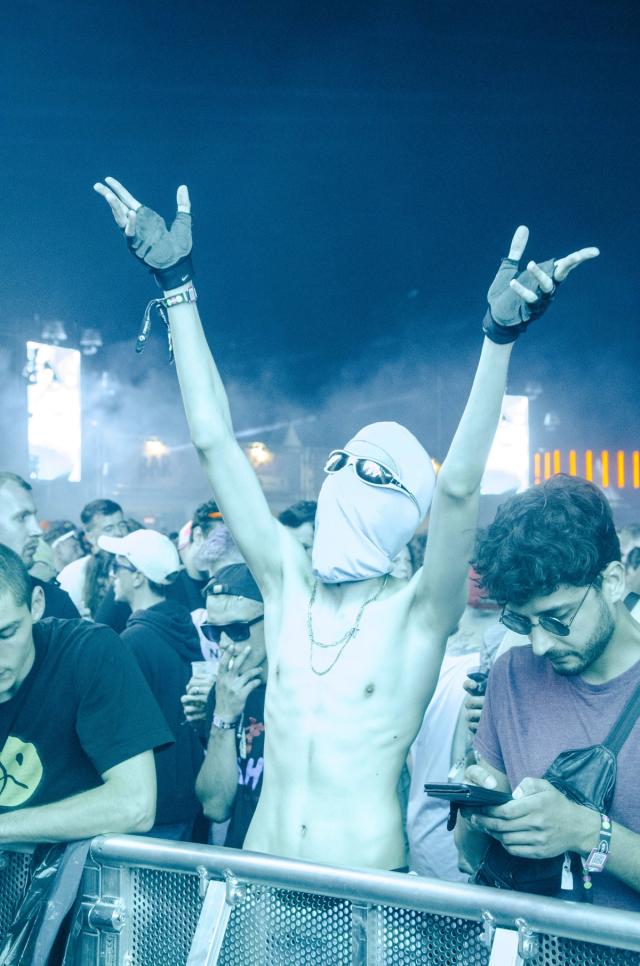 En 2022 et 2023, j’ai eu l’occasion de travailler comme photographe au Festival de Dour, l’un des plus grands festivals de musique en Belgique. Durant ces deux éditions, j’ai photographié les concerts, artistes, scènes et festivaliers, avec l’objectif de retranscrire en images l’énergie et l’ambiance unique du festival.  Cette expérience m’a permis de développer mon approche de la photographie événementielle et musicale, en travaillant dans des conditions variées et au cœur de performances live. À travers cette série de photographies, je partage mon regard de photographe de festival en Belgique et les moments capturés lors de ces deux éditions du Festival de Dour.