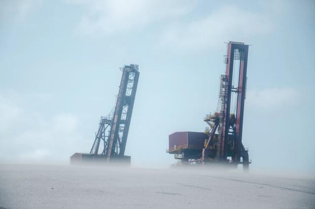 Dans un monde où les vestiges de la civilisation humaine ont été engloutis par une nature implacable, une nouvelle ère s'est élevée, imprégnée de mystères et de dangers.   Entre les dunes mouvantes et les vagues déchaînées, Gaïa a reconquis les terres jadis dominées par l'homme. Les ruines de l’humanité se fondent dans le paysage. Les rares vestiges de la civilisation humaine, tels des reliques d'un âge révolu, sont engloutis par le sable ou dévorés par les eaux, ne laissant derrière eux que des échos lointains d'une grandeur passée…  2078 est mon premier projet exposé. Ce projet a été réalisé dans le cadre de mon travail de fin d’année en BAC 2 photographie à l’ESA Saint Luc de Liège.