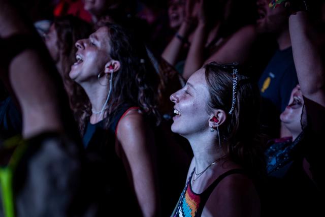 En 2026, j’ai eu l’occasion de rejoindre l’équipe du Festival Esperanzah! en tant que photographe et community manager. Pendant le festival, j’ai participé à la création de contenus pour les réseaux sociaux et à la couverture photographique de l’événement.  J’ai photographié les artistes, concerts, festivaliers et différents moments du festival, tout en créant du contenu destiné à sa communication digitale. Cette double expérience m’a permis de mêler photographie événementielle, photographie musicale, création de contenu et community management dans l’ambiance unique d’un festival belge.  À travers cette série, je partage mon expérience de photographe et community manager au Festival Esperanzah!, ainsi que les images qui racontent l’énergie, les rencontres et les moments forts de cette édition.