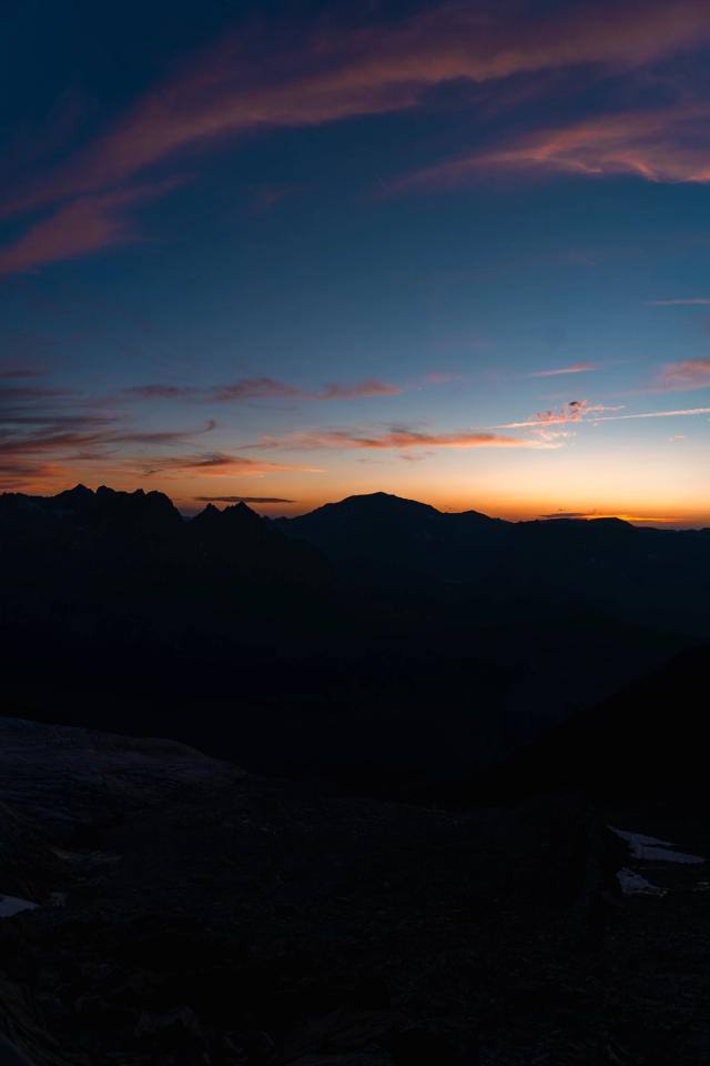 En juillet 2026, j’ai réalisé mon premier stage d’alpinisme avec le Club Alpin Belge de Liège, lors d’une semaine dans la vallée de Chamonix, au cœur des Alpes françaises. Cette première expérience m’a permis de découvrir les bases de l’alpinisme et de réaliser mes premières courses en haute montagne.  Durant cette semaine, nous avons notamment réalisé la course de l’Aiguille du Tour, après avoir passé une nuit en refuge à environ 2 700 mètres d’altitude. Nous avons également effectué nos premières écoles de glace et de neige, afin d’apprendre les techniques indispensables à la progression sur glacier et en terrain enneigé.  La suite du stage nous a conduits en Italie, après avoir traversé le tunnel du Mont-Blanc, pour rejoindre le mythique refuge Torino. Depuis celui-ci, nous avons traversé la Vallée Blanche et réalisé l’ascension de l’emblématique Aiguille du Midi, culminant à 3 842 mètres.  Cette semaine dans le massif du Mont-Blanc a marqué mes premiers pas en alpinisme et m’a permis de découvrir un nouvel univers entre glaciers, sommets, haute altitude et aventure. À travers cette série de photographies, je partage cette première expérience de montagne et d’alpinisme à Chamonix.