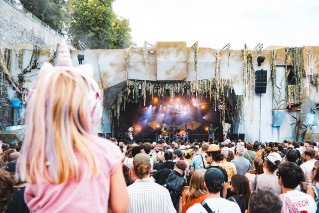 En 2026, j’ai eu l’occasion de rejoindre l’équipe du Festival Esperanzah! en tant que photographe et community manager. Pendant le festival, j’ai participé à la création de contenus pour les réseaux sociaux et à la couverture photographique de l’événement.  J’ai photographié les artistes, concerts, festivaliers et différents moments du festival, tout en créant du contenu destiné à sa communication digitale. Cette double expérience m’a permis de mêler photographie événementielle, photographie musicale, création de contenu et community management dans l’ambiance unique d’un festival belge.  À travers cette série, je partage mon expérience de photographe et community manager au Festival Esperanzah!, ainsi que les images qui racontent l’énergie, les rencontres et les moments forts de cette édition.