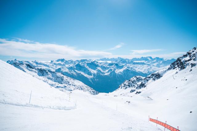 En 2025, j’ai découvert une nouvelle discipline en apprenant à skier dans les Alpes françaises, au cœur du prestigieux domaine skiable des 3 Vallées. J’ai principalement fait mes premières descentes à Orelle, une station située en Savoie et reliée au vaste domaine des Trois Vallées.  Cette première expérience m’a permis de découvrir progressivement les bases du ski alpin, d’apprivoiser les pistes enneigées et de prendre confiance au fil des descentes. Entre apprentissage, premières sensations et découverte de la montagne en hiver, cette aventure a marqué mes débuts sur les skis.  À travers cette série de photographies, je partage mes premiers moments sur les pistes d’Orelle et des Trois Vallées, entre paysages alpins, neige et découverte du ski en Savoie.
