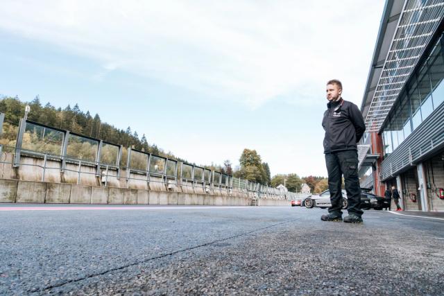 Dans le cadre d’une collaboration avec la marque Alpi Sport, j’ai réalisé un reportage photographique sur le circuit de Spa-Francorchamps à l’occasion d’un baptême de circuit automobile. Cette série met en avant l’expérience des participant·e·s, la vitesse et l’ambiance du circuit, à travers une approche mêlant photographie sportive, automobile et événementielle.
