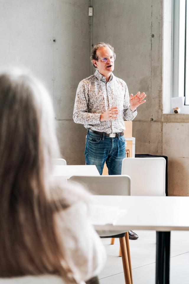 Lors de ma dernière année de bachelier, j’ai réalisé mon stage au Kéramis – Centre de la Céramique à La Louvière**, en tant que **stagiaire en communication et community manager**.  Au cours de cette expérience, j’ai participé à la **création de contenus visuels** et à la communication digitale du centre. J’ai notamment assuré la **couverture photographique et vidéo** de nombreux événements culturels et artistiques : **vernissages, expositions, conférences, événements culturels et projets artistiques**.  Mon rôle consistait également à documenter la vie du centre, créer des contenus pour les **réseaux sociaux**, et développer des visuels destinés à sa **communication digitale**. À travers la photographie et la vidéo, j’ai cherché à retranscrire l’atmosphère des événements, à mettre en valeur les œuvres et les artistes, et à raconter en images l’activité de **Kéramis à La Louvière**.  Cette expérience m’a permis de renforcer mes compétences en **photographie événementielle, photographie culturelle, vidéo, création de contenu et communication sur les réseaux sociaux**, dans un environnement artistique et culturel unique en Belgique.