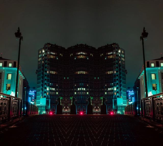 La nuit de mon départ, il faisait noir. Un noir provenant des abysses. Un noir borné par les ténèbres.  Pourtant, je ne me suis pas senti apeuré et je me suis mis à avancer. Dans mon érrance, je compris que cet univers ne demandait qu'à émerger.  Je l'ai donc adopté.  Dans cet univers, dans ce monde, l'espace-temps devient divergent.  Navépaval 2.0 est mon premier livre photographique. Ce projet a été réalisé dans le cadre de mon travail de fin d’année en BAC 1 photographie à l’ESA Saint Luc de Liège. Ce voyage est le big bang de mon univers, mon émersion des abysses de l'humanité, l'utopie de mon Navépaval.