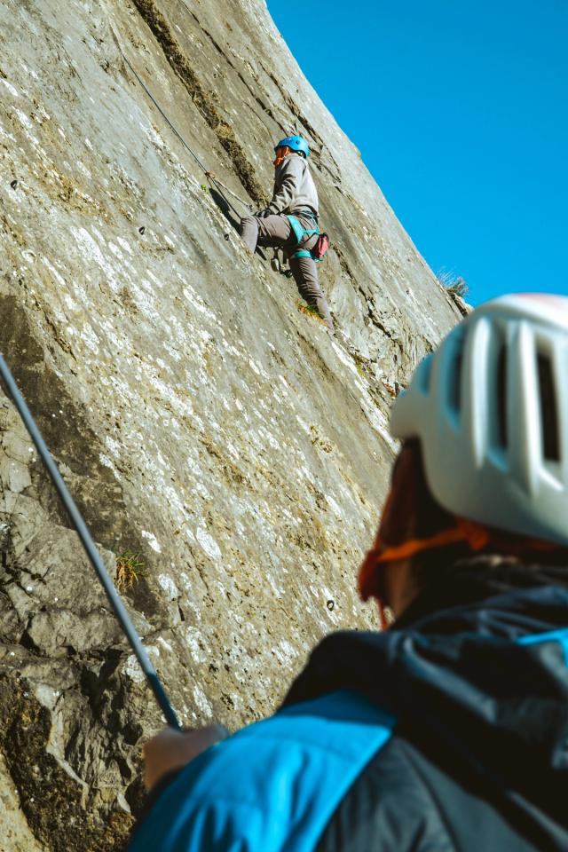 En avril 2025, j’ai accompagné le Club Alpin Belge de Liège lors d’une formation en escalade sur falaise à Y Vieuxville, aux Rochers de Sy. Cette journée m’a permis de découvrir la grimpe en extérieur et de réaliser mes premières photographies de sport et d’escalade. Entre progression sur le rocher, effort et concentration, cette série témoigne de ma découverte de la photographie sportive et outdoor en Belgique.