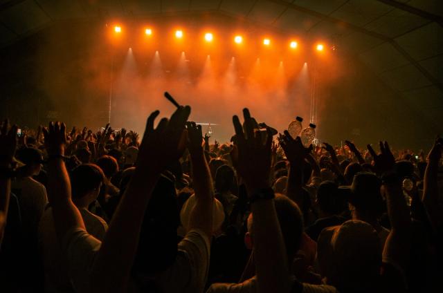 En 2022 et 2023, j’ai eu l’occasion de travailler comme photographe au Festival de Dour, l’un des plus grands festivals de musique en Belgique. Durant ces deux éditions, j’ai photographié les concerts, artistes, scènes et festivaliers, avec l’objectif de retranscrire en images l’énergie et l’ambiance unique du festival.  Cette expérience m’a permis de développer mon approche de la photographie événementielle et musicale, en travaillant dans des conditions variées et au cœur de performances live. À travers cette série de photographies, je partage mon regard de photographe de festival en Belgique et les moments capturés lors de ces deux éditions du Festival de Dour.
