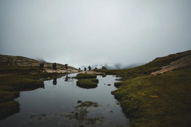 En 2021, je me suis rendu dans les **Pyrénées avec les Scouts de Gosselies** dans le cadre de notre projet de camp : traverser les **Pyrénées occidentales à pied** en empruntant une partie du mythique **GR10**.  Pendant une semaine, nous avons parcouru les sentiers de ce célèbre itinéraire de **Grande Randonnée**, qui traverse les Pyrénées françaises d’est en ouest, entre l’océan Atlantique et la Méditerranée. Sur notre portion du parcours, nous avons marché une grosse centaine de kilomètres à travers les **montagnes pyrénéennes**, entre cols, vallées, forêts et paysages de haute montagne.  Cette aventure avec les scouts m’a permis de découvrir la **randonnée itinérante**, la vie en groupe et l’expérience particulière d’un long parcours en montagne. J’ai également photographié cette traversée des **Pyrénées occidentales**, afin de garder une trace de cette aventure et des paysages rencontrés sur le **GR10**.