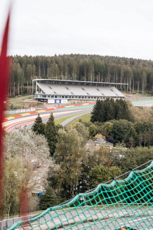 Dans le cadre d’une collaboration avec la marque Alpi Sport, j’ai réalisé un reportage photographique sur le circuit de Spa-Francorchamps à l’occasion d’un baptême de circuit automobile. Cette série met en avant l’expérience des participant·e·s, la vitesse et l’ambiance du circuit, à travers une approche mêlant photographie sportive, automobile et événementielle.