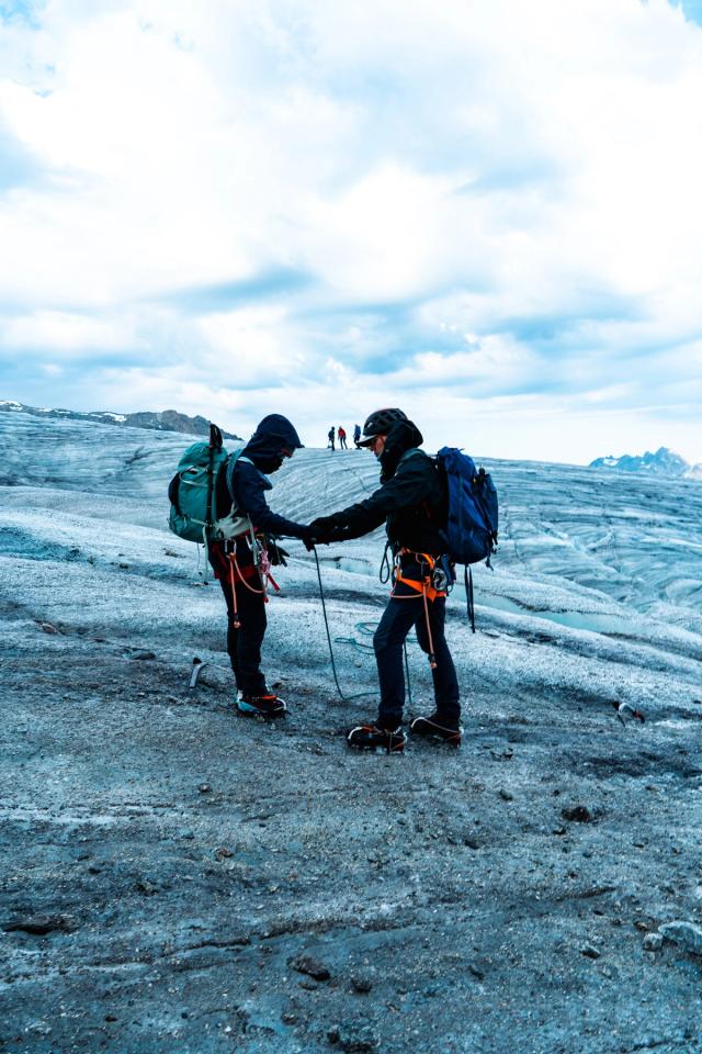 J’ai réalisé mon premier stage d’alpinisme avec le Club Alpin Belge de Liège, lors d’une semaine dans la vallée de Chamonix, au cœur des Alpes françaises. Cette première expérience m’a permis de découvrir les bases de l’alpinisme et de réaliser mes premières courses en haute montagne.  Durant cette semaine, nous avons notamment réalisé la course de l’Aiguille du Tour, après avoir passé une nuit en refuge à environ 2 700 mètres d’altitude. Nous avons également effectué nos premières écoles de glace et de neige, afin d’apprendre les techniques indispensables à la progression sur glacier et en terrain enneigé.  La suite du stage nous a conduits en Italie, après avoir traversé le tunnel du Mont-Blanc, pour rejoindre le mythique refuge Torino. Depuis celui-ci, nous avons traversé la Vallée Blanche et réalisé l’ascension de l’emblématique Aiguille du Midi, culminant à 3 842 mètres.  Cette semaine dans le massif du Mont-Blanc a marqué mes premiers pas en alpinisme et m’a permis de découvrir un nouvel univers entre glaciers, sommets, haute altitude et aventure. À travers cette série de photographies, je partage cette première expérience de montagne et d’alpinisme à Chamonix.