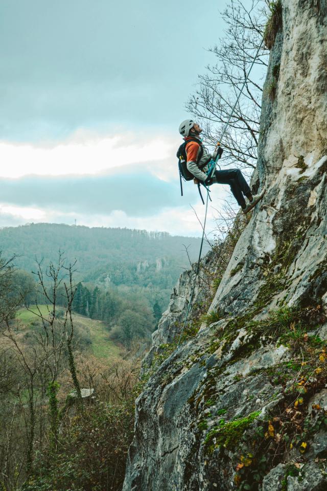 En novembre 2025, j’ai accompagné le Club Alpin Belge de Liège à la découverte de la via ferrata de Pont-à-Lesse, à Dinant, au cœur de la vallée de la Lesse.  Installée sur les falaises calcaires du massif du Castel, cette via ferrata constitue un itinéraire particulièrement intéressant pour découvrir la progression verticale et les premières sensations de grimpe. Le parcours, accessible aux débutants, permet d’évoluer sur le rocher à l’aide de câbles, d’échelons et de prises métalliques, tout en profitant du cadre naturel de la vallée de la Lesse.  Cette sortie a marqué pour moi une première véritable approche de la photographie sportive et de la photographie d’escalade.