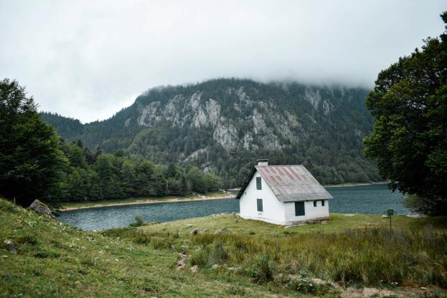 En 2021, je me suis rendu dans les **Pyrénées avec les Scouts de Gosselies** dans le cadre de notre projet de camp : traverser les **Pyrénées occidentales à pied** en empruntant une partie du mythique **GR10**.  Pendant une semaine, nous avons parcouru les sentiers de ce célèbre itinéraire de **Grande Randonnée**, qui traverse les Pyrénées françaises d’est en ouest, entre l’océan Atlantique et la Méditerranée. Sur notre portion du parcours, nous avons marché une grosse centaine de kilomètres à travers les **montagnes pyrénéennes**, entre cols, vallées, forêts et paysages de haute montagne.  Cette aventure avec les scouts m’a permis de découvrir la **randonnée itinérante**, la vie en groupe et l’expérience particulière d’un long parcours en montagne. J’ai également photographié cette traversée des **Pyrénées occidentales**, afin de garder une trace de cette aventure et des paysages rencontrés sur le **GR10**.