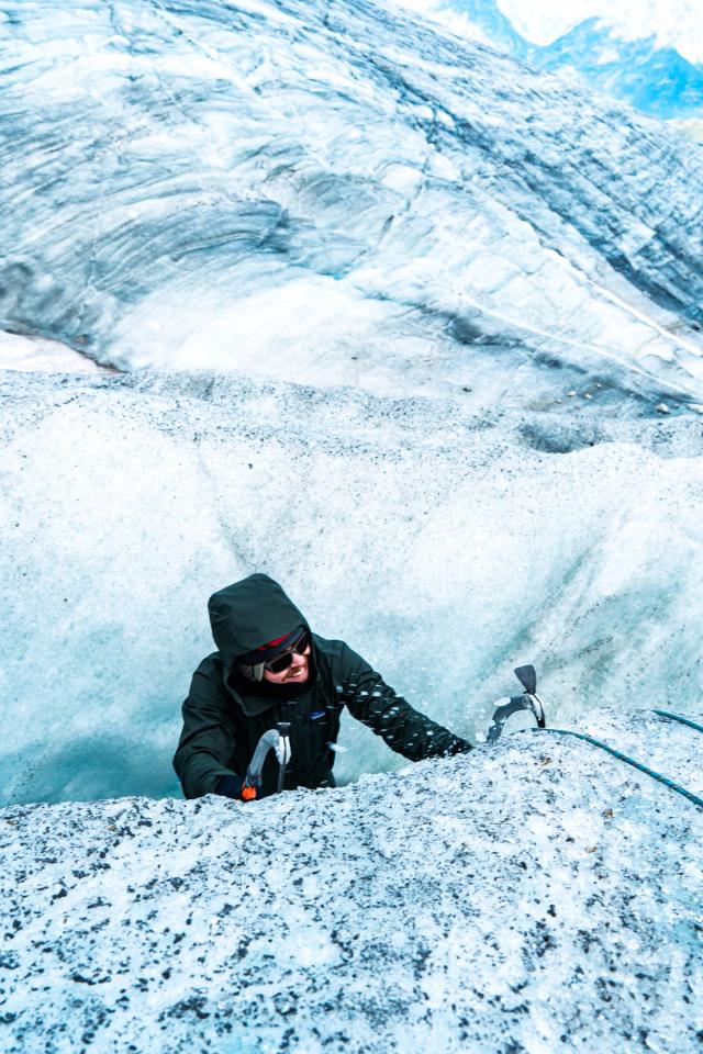 J’ai réalisé mon premier stage d’alpinisme avec le Club Alpin Belge de Liège, lors d’une semaine dans la vallée de Chamonix, au cœur des Alpes françaises. Cette première expérience m’a permis de découvrir les bases de l’alpinisme et de réaliser mes premières courses en haute montagne.  Durant cette semaine, nous avons notamment réalisé la course de l’Aiguille du Tour, après avoir passé une nuit en refuge à environ 2 700 mètres d’altitude. Nous avons également effectué nos premières écoles de glace et de neige, afin d’apprendre les techniques indispensables à la progression sur glacier et en terrain enneigé.  La suite du stage nous a conduits en Italie, après avoir traversé le tunnel du Mont-Blanc, pour rejoindre le mythique refuge Torino. Depuis celui-ci, nous avons traversé la Vallée Blanche et réalisé l’ascension de l’emblématique Aiguille du Midi, culminant à 3 842 mètres.  Cette semaine dans le massif du Mont-Blanc a marqué mes premiers pas en alpinisme et m’a permis de découvrir un nouvel univers entre glaciers, sommets, haute altitude et aventure. À travers cette série de photographies, je partage cette première expérience de montagne et d’alpinisme à Chamonix.