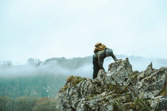 En novembre 2025, j’ai accompagné le Club Alpin Belge de Liège à la découverte de la via ferrata de Pont-à-Lesse, à Dinant, au cœur de la vallée de la Lesse.  Installée sur les falaises calcaires du massif du Castel, cette via ferrata constitue un itinéraire particulièrement intéressant pour découvrir la progression verticale et les premières sensations de grimpe. Le parcours, accessible aux débutants, permet d’évoluer sur le rocher à l’aide de câbles, d’échelons et de prises métalliques, tout en profitant du cadre naturel de la vallée de la Lesse.  Cette sortie a marqué pour moi une première véritable approche de la photographie sportive et de la photographie d’escalade.