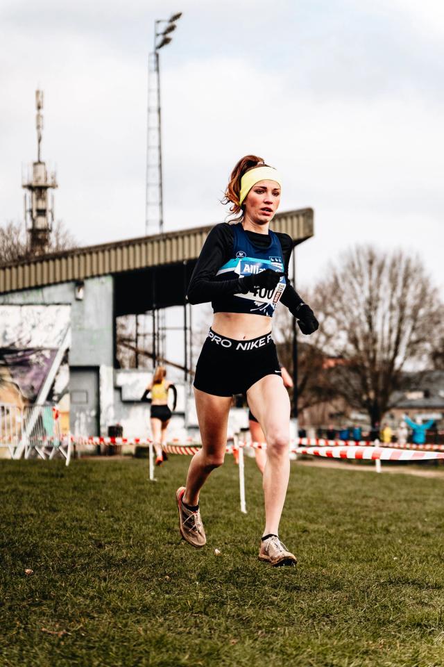 Dans le cadre d’une collaboration avec le Club d’athlétisme de Fleurus, j’ai réalisé en 2024 un reportage photographique sportif lors de leur cross annuel à Fleurus. Cette série met en avant l’effort, le dépassement de soi et l’ambiance de la compétition à travers des photographies de course à pied et d’athlétisme. Une expérience qui s’inscrit dans mon travail de photographe sportif en Belgique.
