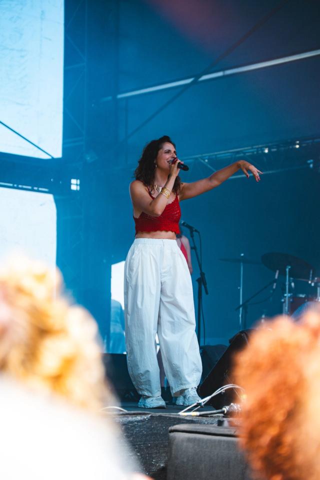 En 2026, j’ai eu l’occasion de rejoindre l’équipe du Festival Esperanzah! en tant que photographe et community manager. Pendant le festival, j’ai participé à la création de contenus pour les réseaux sociaux et à la couverture photographique de l’événement.  J’ai photographié les artistes, concerts, festivaliers et différents moments du festival, tout en créant du contenu destiné à sa communication digitale. Cette double expérience m’a permis de mêler photographie événementielle, photographie musicale, création de contenu et community management dans l’ambiance unique d’un festival belge.  À travers cette série, je partage mon expérience de photographe et community manager au Festival Esperanzah!, ainsi que les images qui racontent l’énergie, les rencontres et les moments forts de cette édition.