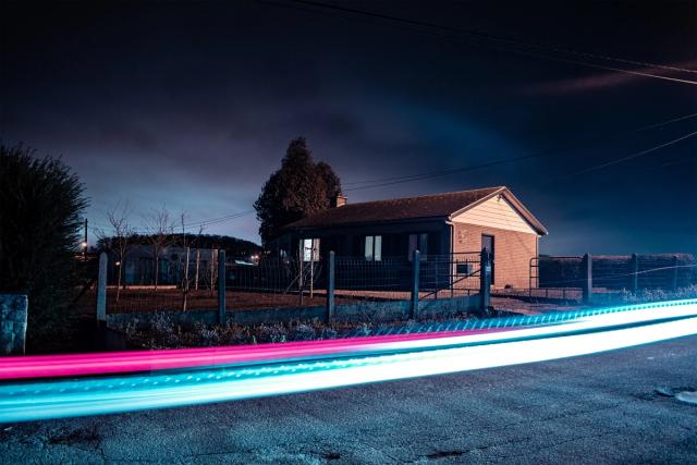 La nuit de mon départ, il faisait noir. Un noir provenant des abysses. Un noir borné par les ténèbres.  Pourtant, je ne me suis pas senti apeuré et je me suis mis à avancer. Dans mon érrance, je compris que cet univers ne demandait qu'à émerger.  Je l'ai donc adopté.  Dans cet univers, dans ce monde, l'espace-temps devient divergent.  Navépaval 2.0 est mon premier livre photographique. Ce projet a été réalisé dans le cadre de mon travail de fin d’année en BAC 1 photographie à l’ESA Saint Luc de Liège. Ce voyage est le big bang de mon univers, mon émersion des abysses de l'humanité, l'utopie de mon Navépaval.