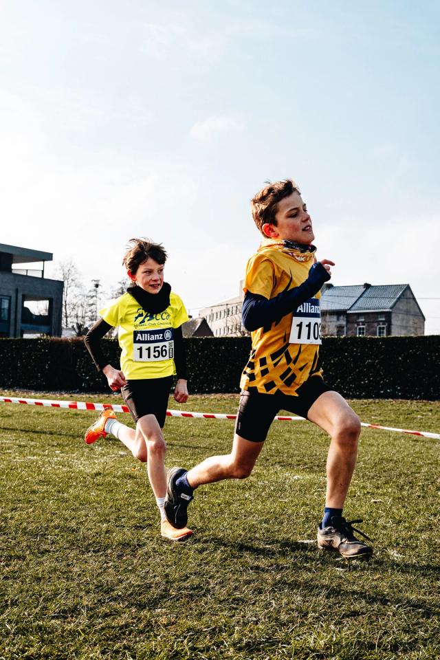 Dans le cadre d’une collaboration avec le Club d’athlétisme de Fleurus, j’ai réalisé en 2024 un reportage photographique sportif lors de leur cross annuel à Fleurus. Cette série met en avant l’effort, le dépassement de soi et l’ambiance de la compétition à travers des photographies de course à pied et d’athlétisme. Une expérience qui s’inscrit dans mon travail de photographe sportif en Belgique.