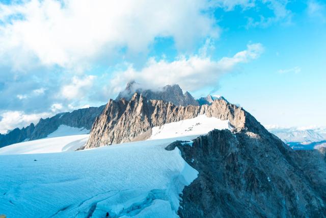 En juillet 2026, j’ai réalisé mon premier stage d’alpinisme avec le Club Alpin Belge de Liège, lors d’une semaine dans la vallée de Chamonix, au cœur des Alpes françaises. Cette première expérience m’a permis de découvrir les bases de l’alpinisme et de réaliser mes premières courses en haute montagne.  Durant cette semaine, nous avons notamment réalisé la course de l’Aiguille du Tour, après avoir passé une nuit en refuge à environ 2 700 mètres d’altitude. Nous avons également effectué nos premières écoles de glace et de neige, afin d’apprendre les techniques indispensables à la progression sur glacier et en terrain enneigé.  La suite du stage nous a conduits en Italie, après avoir traversé le tunnel du Mont-Blanc, pour rejoindre le mythique refuge Torino. Depuis celui-ci, nous avons traversé la Vallée Blanche et réalisé l’ascension de l’emblématique Aiguille du Midi, culminant à 3 842 mètres.  Cette semaine dans le massif du Mont-Blanc a marqué mes premiers pas en alpinisme et m’a permis de découvrir un nouvel univers entre glaciers, sommets, haute altitude et aventure. À travers cette série de photographies, je partage cette première expérience de montagne et d’alpinisme à Chamonix.