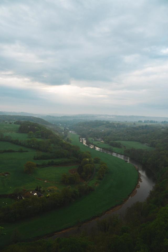 En avril 2025, j’ai parcouru les 210 kilomètres du GR57 entre Liège et Libramont, une portion emblématique des Sentiers de l’Ourthe au cœur des Ardennes belges. Ce parcours de Grande Randonnée suit notamment la vallée de l’Ourthe et traverse des paysages variés entre forêts, rivières, villages et reliefs ardennais.  De Liège à Durbuy, en passant par Hotton, La Roche-en-Ardenne et le barrage de Nisramont, j’ai découvert à pied une partie des plus beaux paysages de la randonnée en Belgique. Cette aventure m’a permis de documenter le GR57 en images et de développer mon approche de la photographie de randonnée, de montagne et outdoor.  À travers cette série, je partage mon expérience sur le GR57 en Belgique, entre randonnée longue distance, itinérance, découverte des Ardennes et photographie.