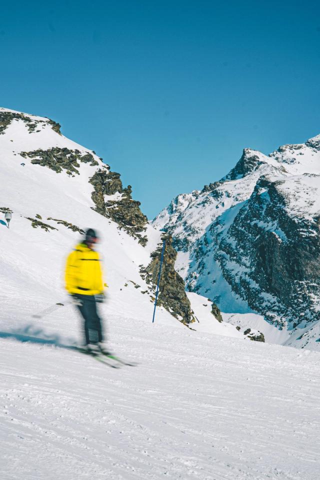 En 2025, j’ai découvert une nouvelle discipline en apprenant à skier dans les Alpes françaises, au cœur du prestigieux domaine skiable des 3 Vallées. J’ai principalement fait mes premières descentes à Orelle, une station située en Savoie et reliée au vaste domaine des Trois Vallées.  Cette première expérience m’a permis de découvrir progressivement les bases du ski alpin, d’apprivoiser les pistes enneigées et de prendre confiance au fil des descentes. Entre apprentissage, premières sensations et découverte de la montagne en hiver, cette aventure a marqué mes débuts sur les skis.  À travers cette série de photographies, je partage mes premiers moments sur les pistes d’Orelle et des Trois Vallées, entre paysages alpins, neige et découverte du ski en Savoie.