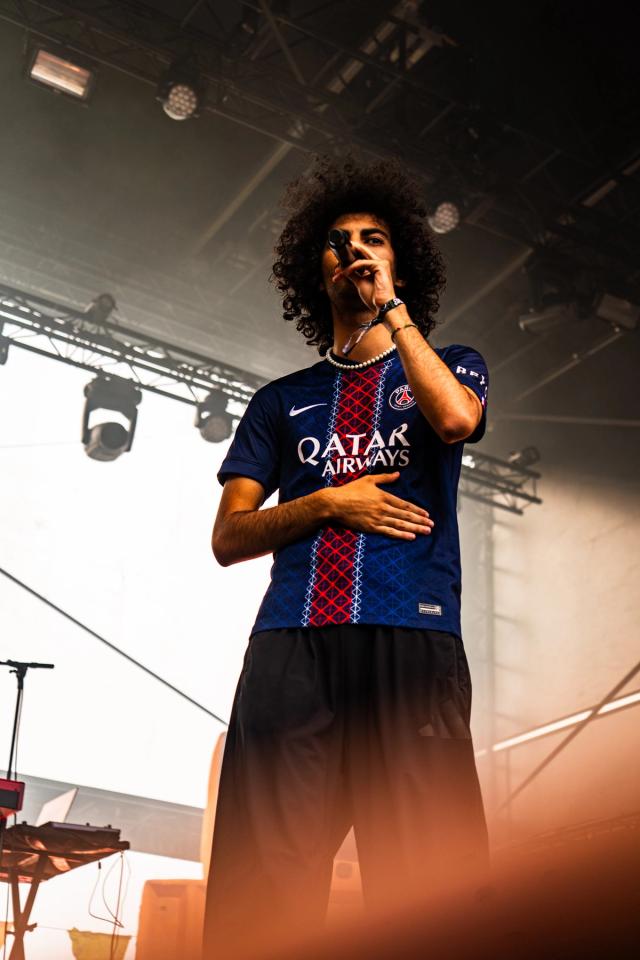 En 2026, j’ai eu l’occasion de rejoindre l’équipe du Festival Esperanzah! en tant que photographe et community manager. Pendant le festival, j’ai participé à la création de contenus pour les réseaux sociaux et à la couverture photographique de l’événement.  J’ai photographié les artistes, concerts, festivaliers et différents moments du festival, tout en créant du contenu destiné à sa communication digitale. Cette double expérience m’a permis de mêler photographie événementielle, photographie musicale, création de contenu et community management dans l’ambiance unique d’un festival belge.  À travers cette série, je partage mon expérience de photographe et community manager au Festival Esperanzah!, ainsi que les images qui racontent l’énergie, les rencontres et les moments forts de cette édition.
