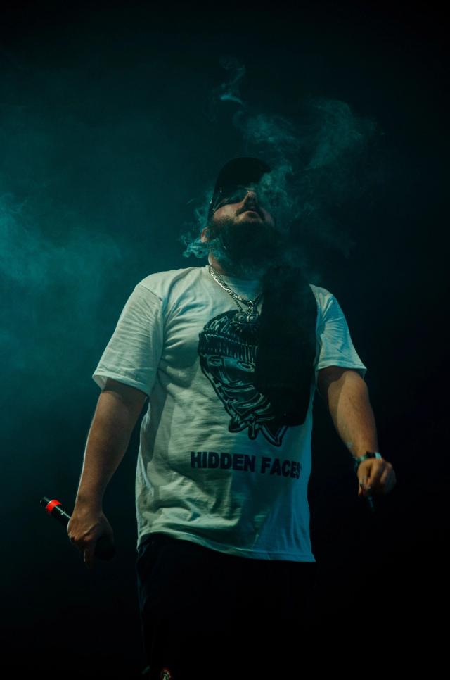 En 2022 et 2023, j’ai eu l’occasion de travailler comme photographe au Festival de Dour, l’un des plus grands festivals de musique en Belgique. Durant ces deux éditions, j’ai photographié les concerts, artistes, scènes et festivaliers, avec l’objectif de retranscrire en images l’énergie et l’ambiance unique du festival.  Cette expérience m’a permis de développer mon approche de la photographie événementielle et musicale, en travaillant dans des conditions variées et au cœur de performances live. À travers cette série de photographies, je partage mon regard de photographe de festival en Belgique et les moments capturés lors de ces deux éditions du Festival de Dour.