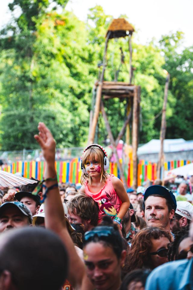 En 2026, j’ai eu l’occasion de rejoindre l’équipe du Festival Esperanzah! en tant que photographe et community manager. Pendant le festival, j’ai participé à la création de contenus pour les réseaux sociaux et à la couverture photographique de l’événement.  J’ai photographié les artistes, concerts, festivaliers et différents moments du festival, tout en créant du contenu destiné à sa communication digitale. Cette double expérience m’a permis de mêler photographie événementielle, photographie musicale, création de contenu et community management dans l’ambiance unique d’un festival belge.  À travers cette série, je partage mon expérience de photographe et community manager au Festival Esperanzah!, ainsi que les images qui racontent l’énergie, les rencontres et les moments forts de cette édition.