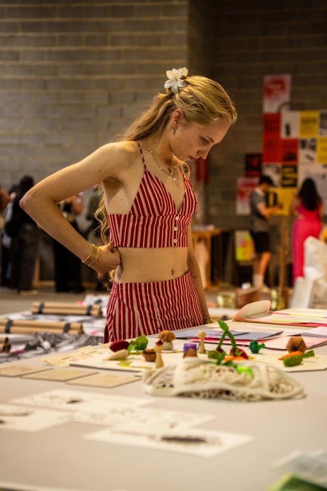 Lors de ma dernière année de bachelier, j’ai été l’un des principaux créateurs visuels de la communication de l’École Supérieure des Arts Saint-Luc Liège. En tant que photographe, j’ai assuré la couverture photographique des différents événements de l’école : vernissages, expositions, événements culturels, conférences et projets artistiques.  Mon rôle consistait à documenter la vie de l’établissement et à créer des images destinées à sa communication visuelle et digitale. À travers mes photographies, j’ai cherché à retranscrire l’atmosphère des événements, mettre en valeur les travaux des étudiants et artistes, et raconter la vie de l’école en images.  Cette expérience m’a permis de développer mon approche de la photographie événementielle, tout en travaillant dans un environnement artistique et culturel particulièrement riche à Liège.