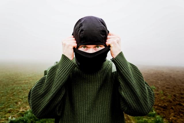 Brouillard est une mini-série de photographie artistique née d’une période de doute et de questionnement sur ma pratique photographique. À travers des images aux atmosphères éthérées, mystérieuses et brumeuses, j’ai cherché à donner une forme visuelle à mes idées floues et à mes émotions.  À la fin de mes études en photographie, je me questionnais sur ma démarche artistique : créer était-il encore une passion ou était-ce devenu une obligation ? Cette série photographique est alors devenue une manière de renouer avec le plaisir simple et instinctif de photographier.  Entre brouillard, paysages énigmatiques et atmosphères contemplatives, je me suis volontairement perdu dans l’image pour retrouver une forme de liberté créative. Malgré la peur du refus et les doutes liés à ma pratique, Brouillard m’a permis de photographier sans chercher immédiatement à expliquer ou à convaincre, en laissant simplement les images parler à ma place.