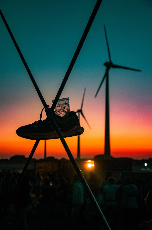 En 2022 et 2023, j’ai eu l’occasion de travailler comme photographe au Festival de Dour, l’un des plus grands festivals de musique en Belgique. Durant ces deux éditions, j’ai photographié les concerts, artistes, scènes et festivaliers, avec l’objectif de retranscrire en images l’énergie et l’ambiance unique du festival.  Cette expérience m’a permis de développer mon approche de la photographie événementielle et musicale, en travaillant dans des conditions variées et au cœur de performances live. À travers cette série de photographies, je partage mon regard de photographe de festival en Belgique et les moments capturés lors de ces deux éditions du Festival de Dour.