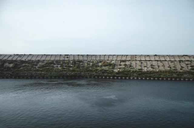 Dans un monde où les vestiges de la civilisation humaine ont été engloutis par une nature implacable, une nouvelle ère s'est élevée, imprégnée de mystères et de dangers.   Entre les dunes mouvantes et les vagues déchaînées, Gaïa a reconquis les terres jadis dominées par l'homme. Les ruines de l’humanité se fondent dans le paysage. Les rares vestiges de la civilisation humaine, tels des reliques d'un âge révolu, sont engloutis par le sable ou dévorés par les eaux, ne laissant derrière eux que des échos lointains d'une grandeur passée…  2078 est mon premier projet exposé. Ce projet a été réalisé dans le cadre de mon travail de fin d’année en BAC 2 photographie à l’ESA Saint Luc de Liège.