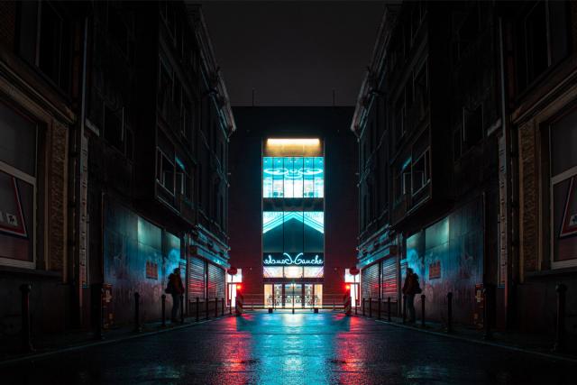La nuit de mon départ, il faisait noir. Un noir provenant des abysses. Un noir borné par les ténèbres.  Pourtant, je ne me suis pas senti apeuré et je me suis mis à avancer. Dans mon érrance, je compris que cet univers ne demandait qu'à émerger.  Je l'ai donc adopté.  Dans cet univers, dans ce monde, l'espace-temps devient divergent.  Navépaval 2.0 est mon premier livre photographique. Ce projet a été réalisé dans le cadre de mon travail de fin d’année en BAC 1 photographie à l’ESA Saint Luc de Liège. Ce voyage est le big bang de mon univers, mon émersion des abysses de l'humanité, l'utopie de mon Navépaval.