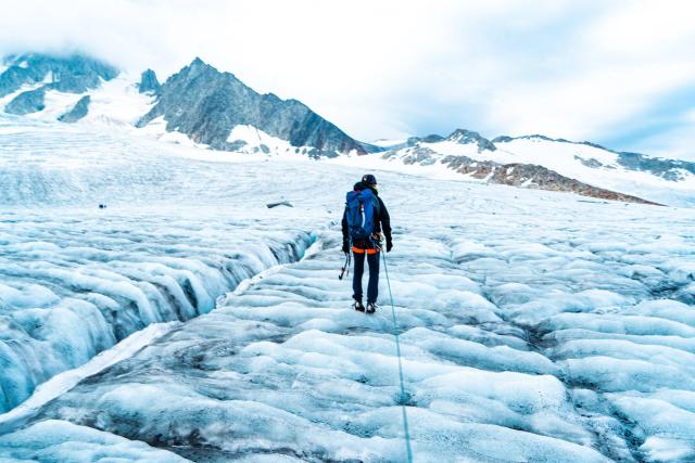 J’ai réalisé mon premier stage d’alpinisme avec le Club Alpin Belge de Liège, lors d’une semaine dans la vallée de Chamonix, au cœur des Alpes françaises. Cette première expérience m’a permis de découvrir les bases de l’alpinisme et de réaliser mes premières courses en haute montagne.  Durant cette semaine, nous avons notamment réalisé la course de l’Aiguille du Tour, après avoir passé une nuit en refuge à environ 2 700 mètres d’altitude. Nous avons également effectué nos premières écoles de glace et de neige, afin d’apprendre les techniques indispensables à la progression sur glacier et en terrain enneigé.  La suite du stage nous a conduits en Italie, après avoir traversé le tunnel du Mont-Blanc, pour rejoindre le mythique refuge Torino. Depuis celui-ci, nous avons traversé la Vallée Blanche et réalisé l’ascension de l’emblématique Aiguille du Midi, culminant à 3 842 mètres.  Cette semaine dans le massif du Mont-Blanc a marqué mes premiers pas en alpinisme et m’a permis de découvrir un nouvel univers entre glaciers, sommets, haute altitude et aventure. À travers cette série de photographies, je partage cette première expérience de montagne et d’alpinisme à Chamonix.