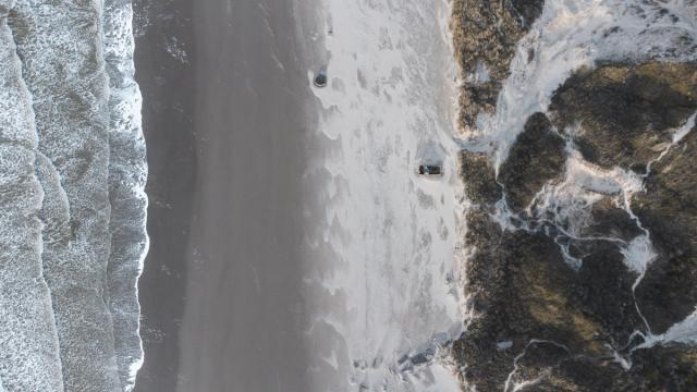 Dans un monde où les vestiges de la civilisation humaine ont été engloutis par une nature implacable, une nouvelle ère s'est élevée, imprégnée de mystères et de dangers.   Entre les dunes mouvantes et les vagues déchaînées, Gaïa a reconquis les terres jadis dominées par l'homme. Les ruines de l’humanité se fondent dans le paysage. Les rares vestiges de la civilisation humaine, tels des reliques d'un âge révolu, sont engloutis par le sable ou dévorés par les eaux, ne laissant derrière eux que des échos lointains d'une grandeur passée…  2078 est mon premier projet exposé. Ce projet a été réalisé dans le cadre de mon travail de fin d’année en BAC 2 photographie à l’ESA Saint Luc de Liège.