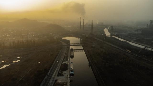 Canal industriel au petit matin