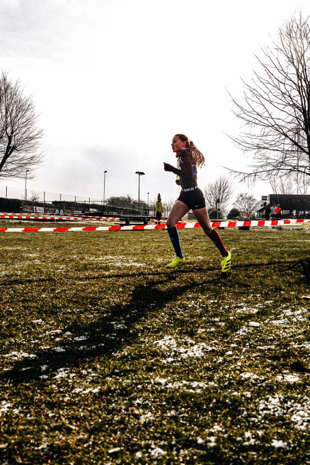 Dans le cadre d’une collaboration avec le Club d’athlétisme de Fleurus, j’ai réalisé en 2024 un reportage photographique sportif lors de leur cross annuel à Fleurus. Cette série met en avant l’effort, le dépassement de soi et l’ambiance de la compétition à travers des photographies de course à pied et d’athlétisme. Une expérience qui s’inscrit dans mon travail de photographe sportif en Belgique.